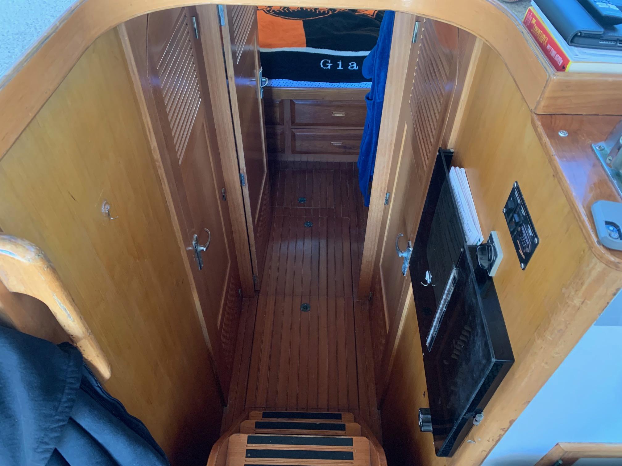 1985 37′ Ventura Sport Fisher