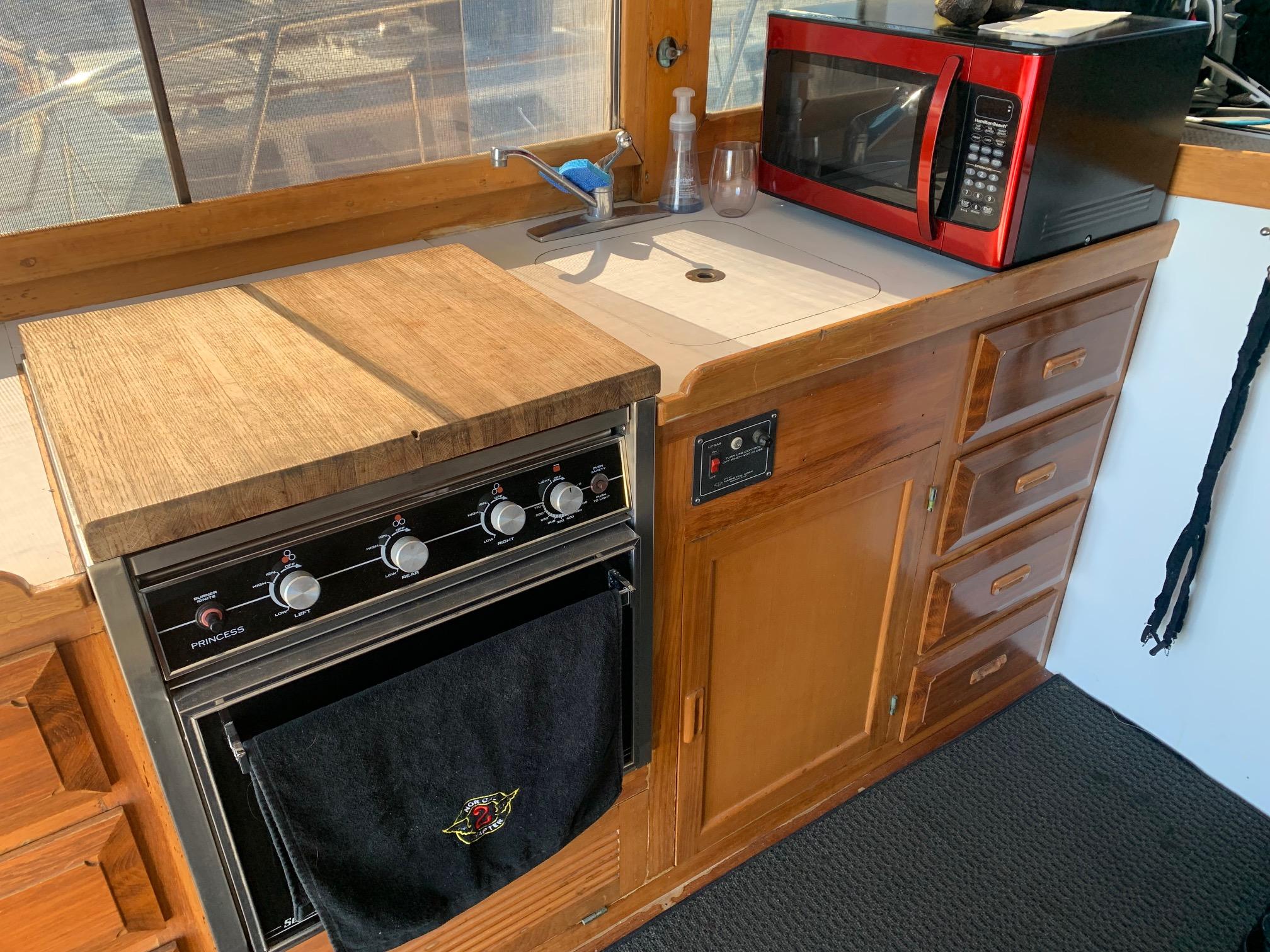 1985 37′ Ventura Sport Fisher