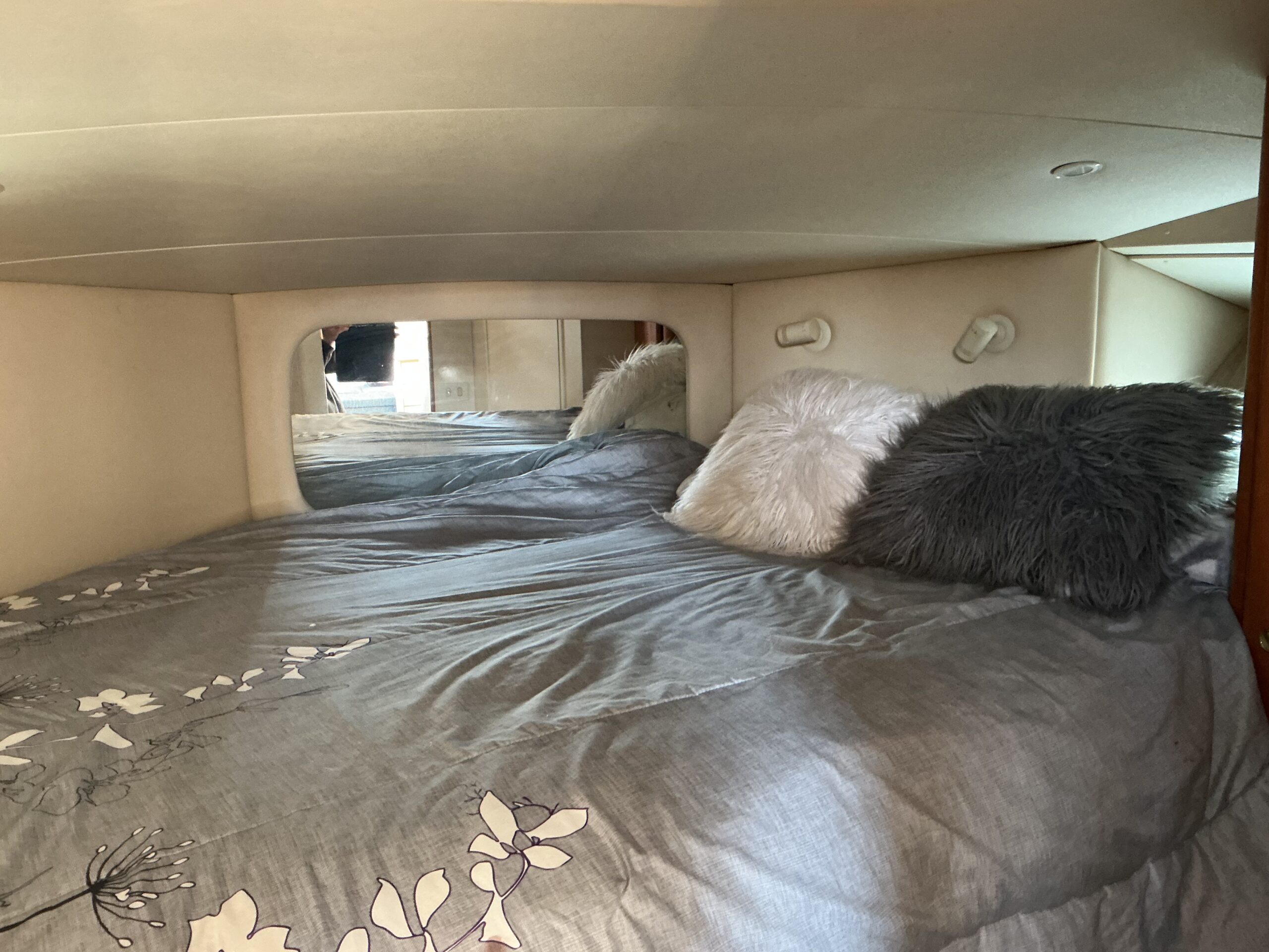 1999 42′ Silverton 422 Motor Yacht