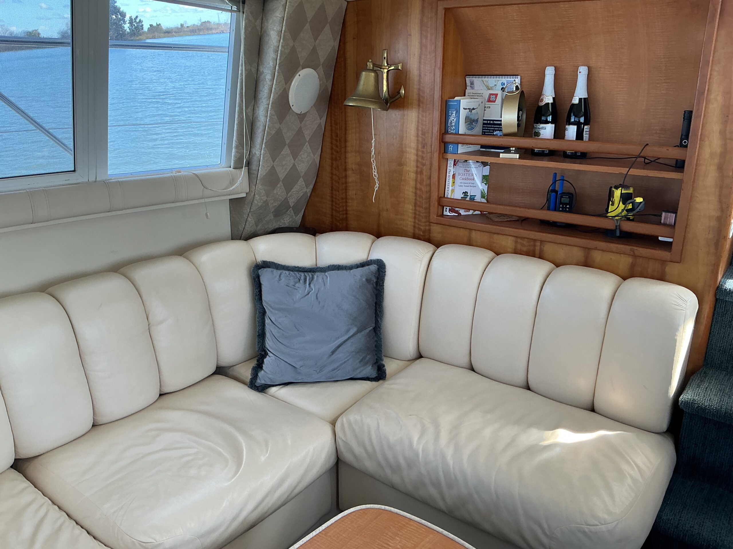 1999 42′ Silverton 422 Motor Yacht