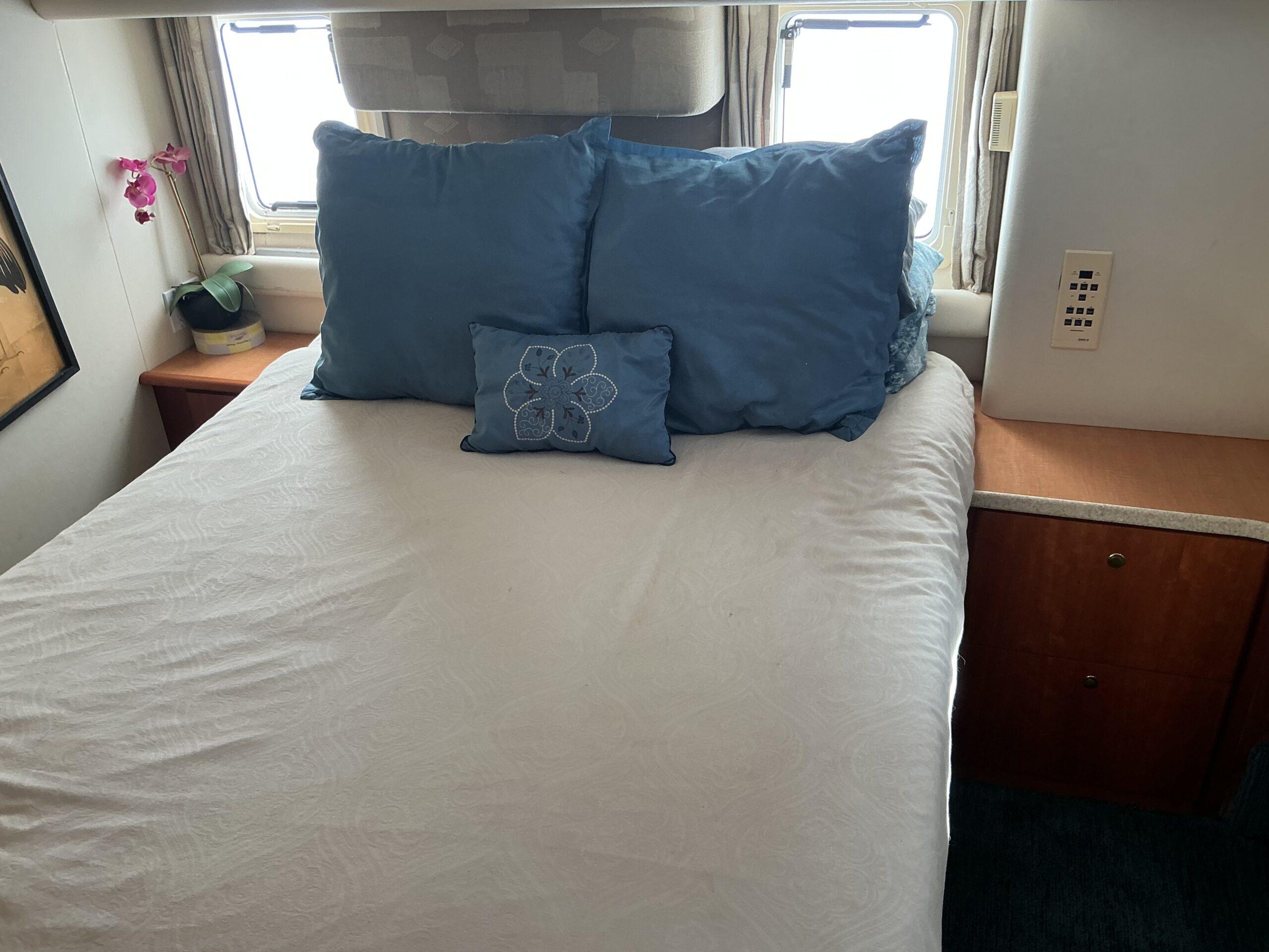 1999 42′ Silverton 422 Motor Yacht