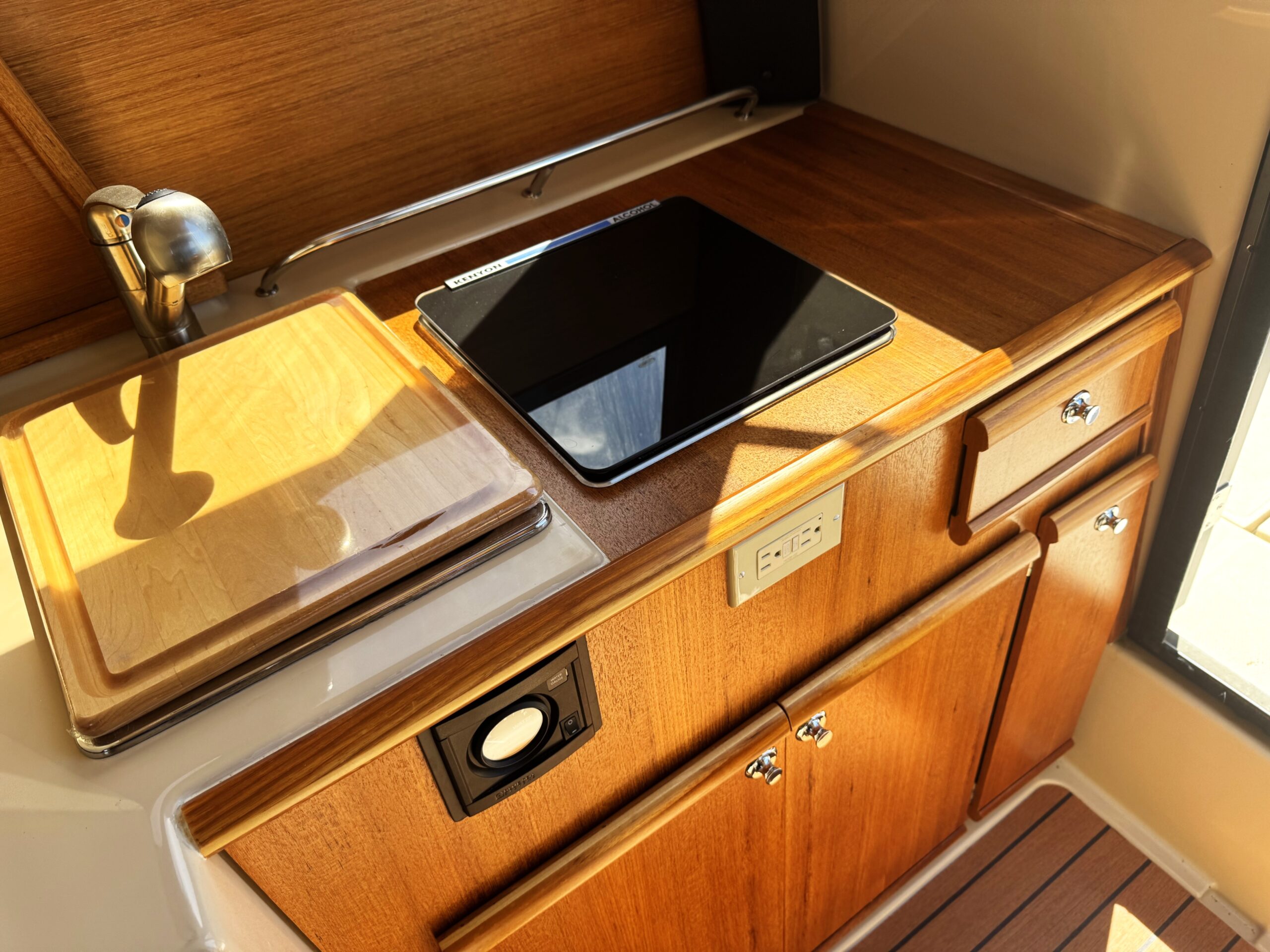 2019 23′ Ranger Tug