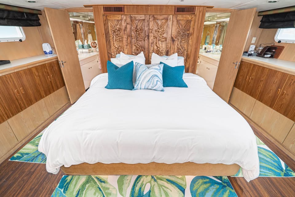 1996 70′ Hatteras Motor Yacht LLC Owned