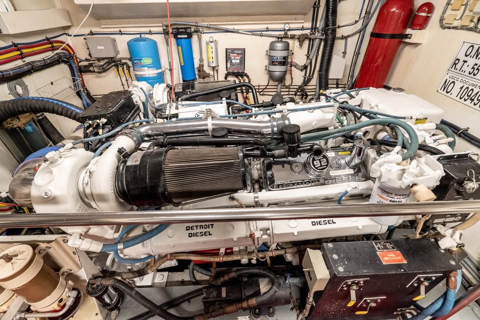 1996 70′ Hatteras Motor Yacht LLC Owned