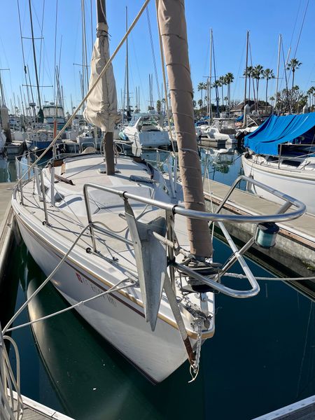 1983 30′ Catalina 30