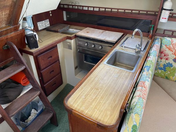 1983 30′ Catalina 30