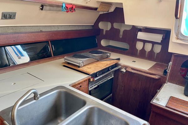 1984 34′ Hunter 34