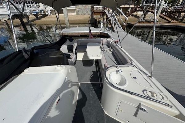 1997 24′ Sea Ray 240 Sundeck