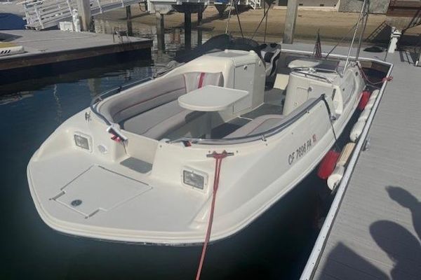 1997 24′ Sea Ray 240 Sundeck