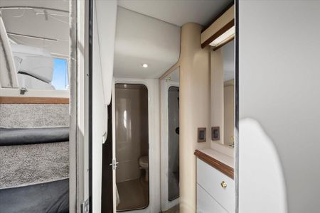 1999 38′ Cruisers Yachts 3870 Esprit