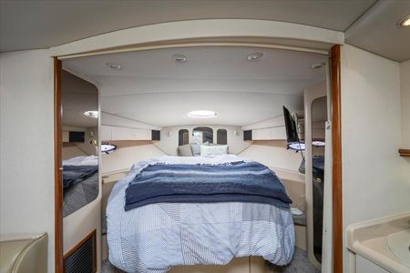 1999 38′ Cruisers Yachts 3870 Esprit
