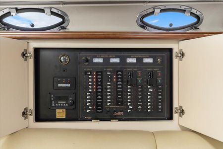 1999 38′ Cruisers Yachts 3870 Esprit