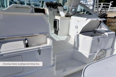 2000 35′ Cabo 35 Express