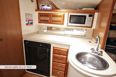2000 35′ Cabo 35 Express