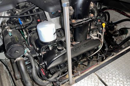 2001 39′ Carver 396 Motor Yacht