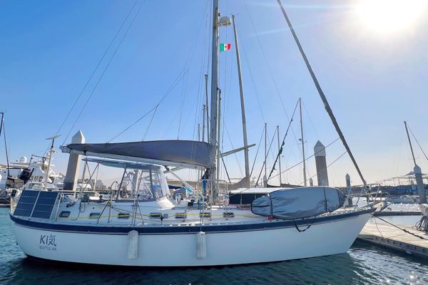 2001 Tayana 42′ Vancouver 42