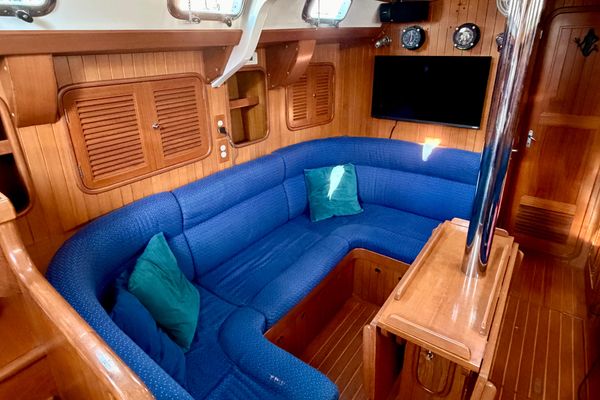 2001 Tayana 42′ Vancouver 42