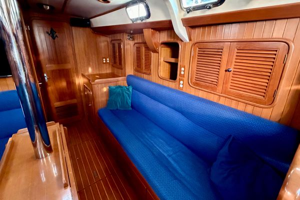 2001 Tayana 42′ Vancouver 42