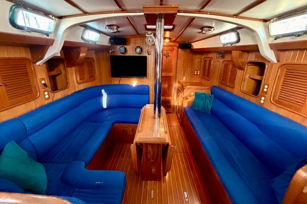 2001 Tayana 42′ Vancouver 42