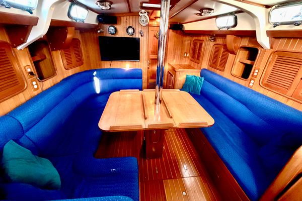 2001 Tayana 42′ Vancouver 42
