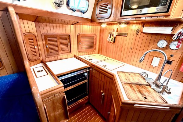 2001 Tayana 42′ Vancouver 42