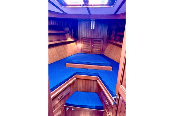 2001 Tayana 42′ Vancouver 42