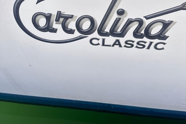 2004 28′ Carolina Classic sport fishing