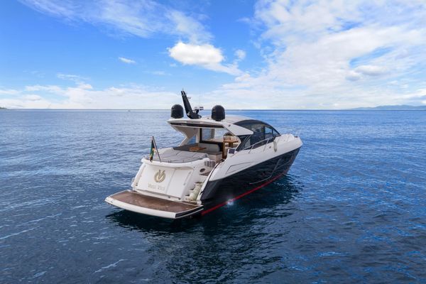 2019 57′ Sunseeker Predator 57