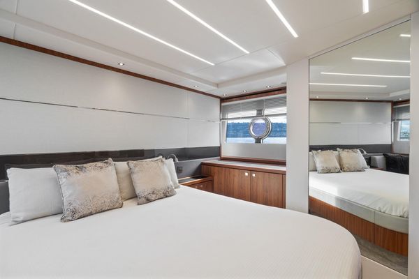 2019 57′ Sunseeker Predator 57