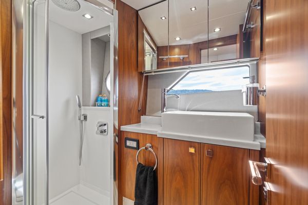 2019 57′ Sunseeker Predator 57