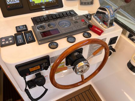 2001 28′ Legacy Yachts 28 Express