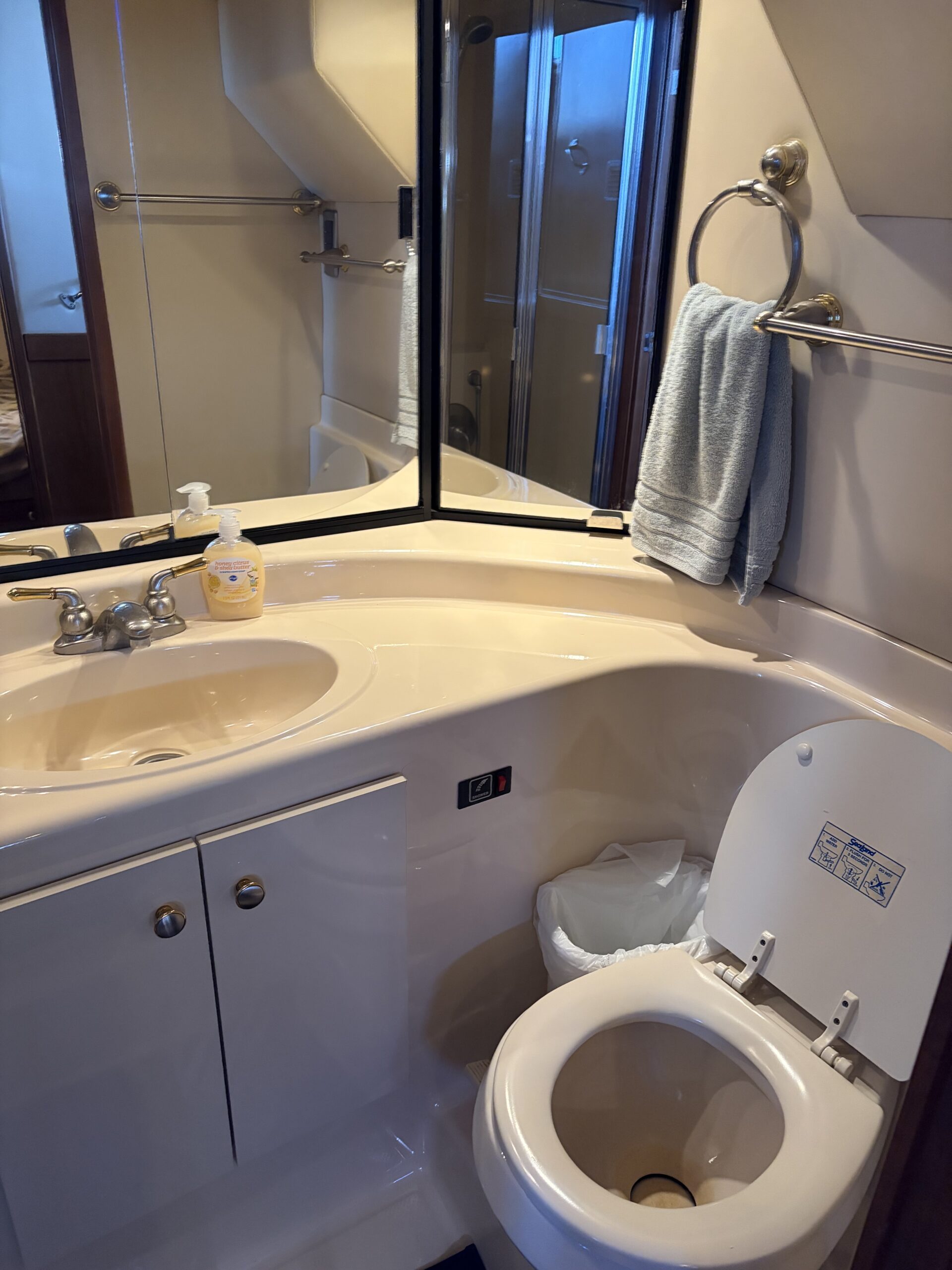 2005 49′ Meridian Pilothouse