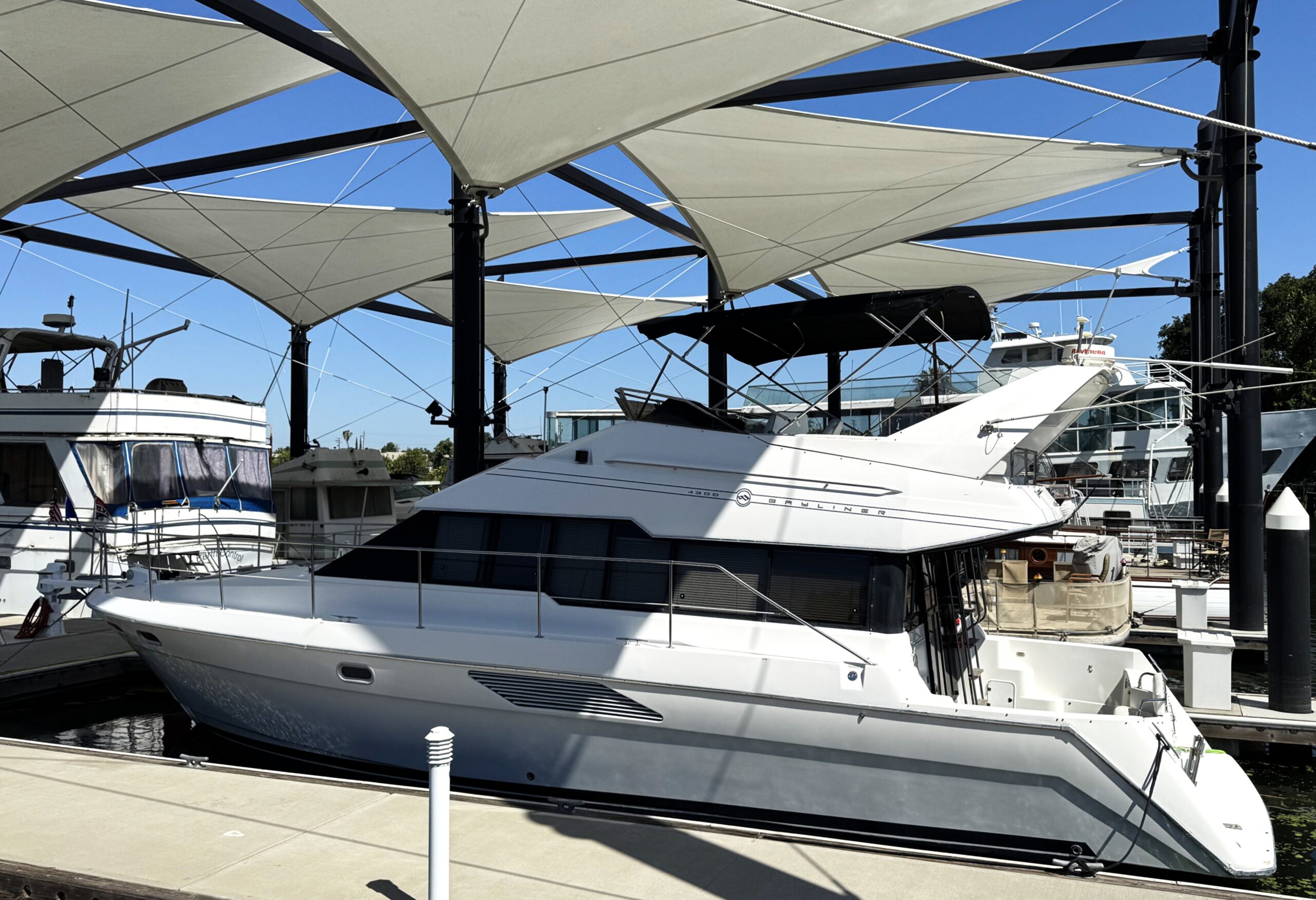 1994 43′ Bayliner 4388