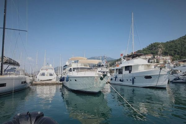 2001 57′ Ferretti Yachts 57 Motor Yacht