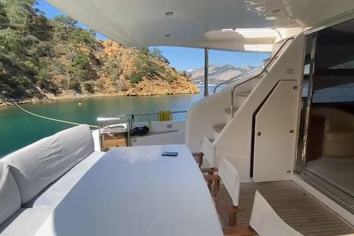 2007 70′ Princess 21M
