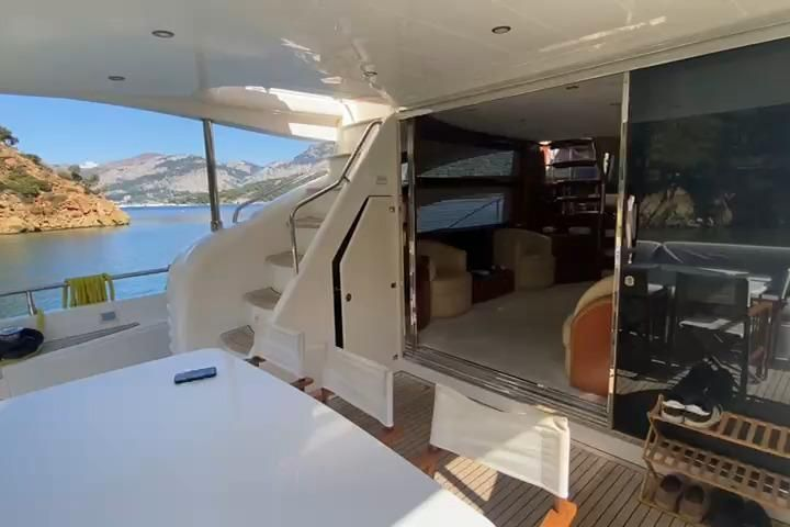 2007 70′ Princess 21M