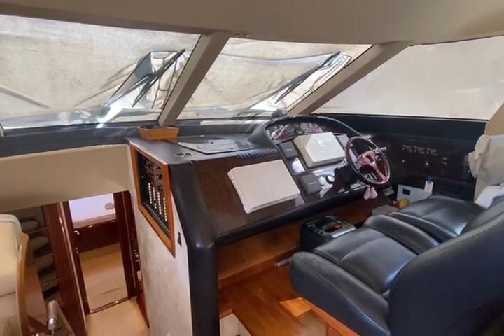 2007 70′ Princess 21M