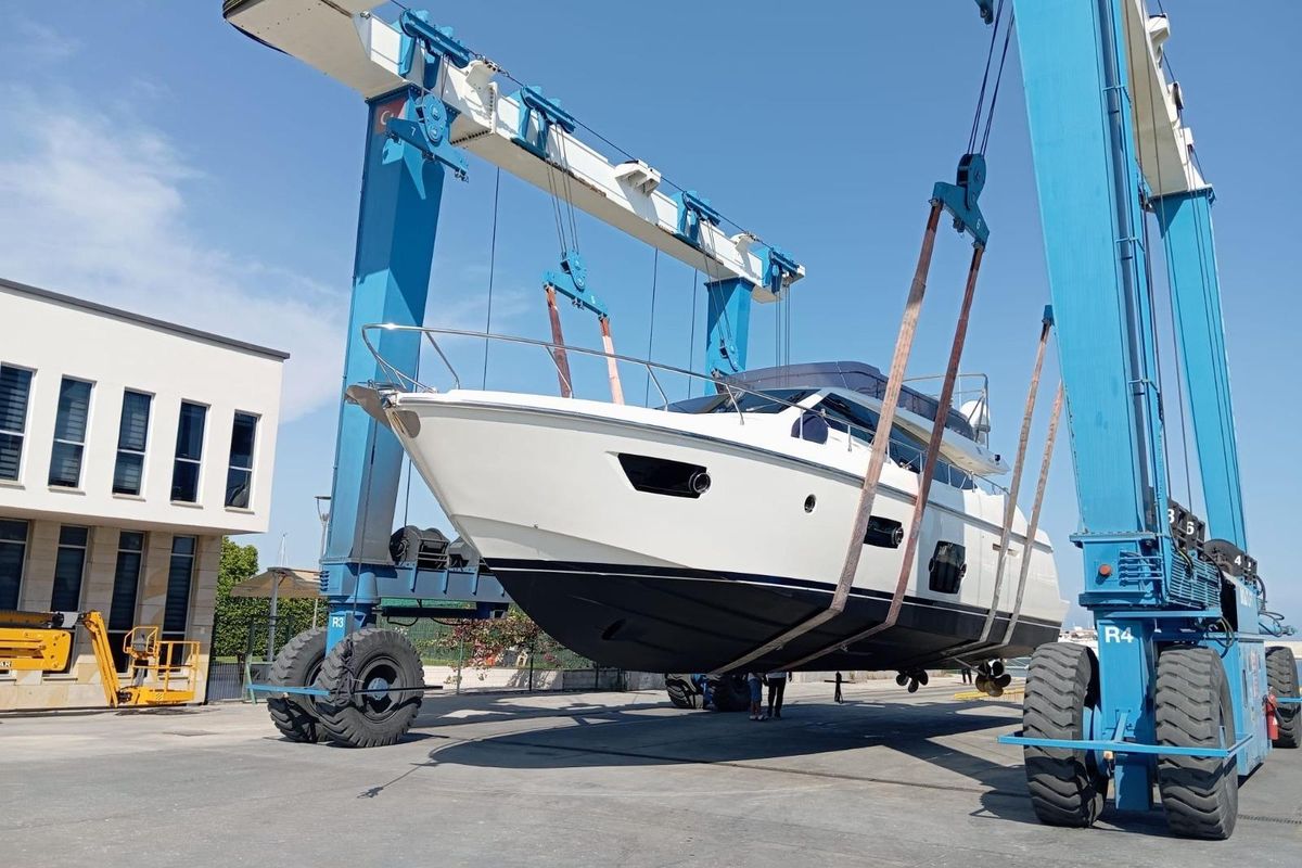 2010 56′ Ferretti Yachts 56