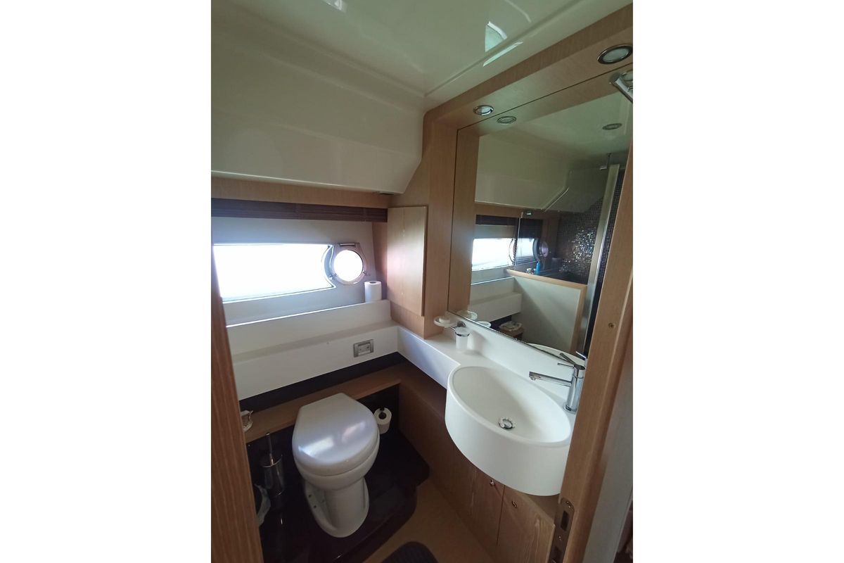 2010 56′ Ferretti Yachts 56