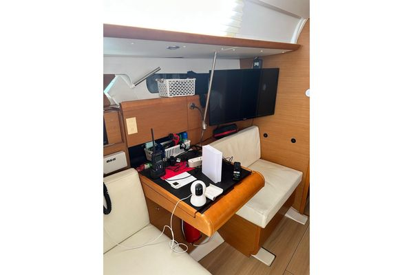 2015 40′ Jeanneau Sun Odyssey 409