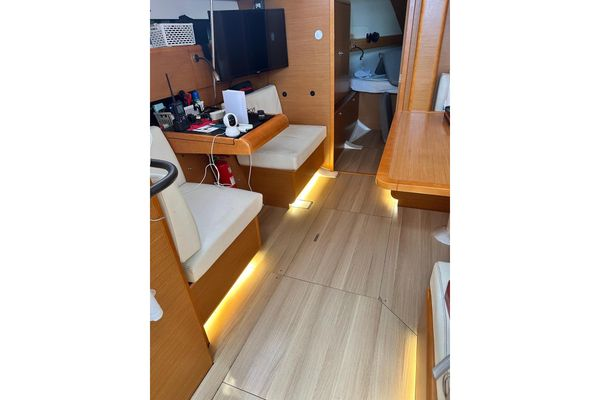 2015 40′ Jeanneau Sun Odyssey 409