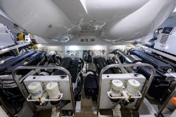 2012 95′ Lazzara LSX 95 Flybridge