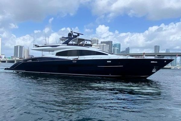 2012 95′ Lazzara LSX 95 Flybridge