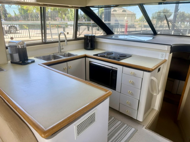 1994 43′ Bayliner 4388