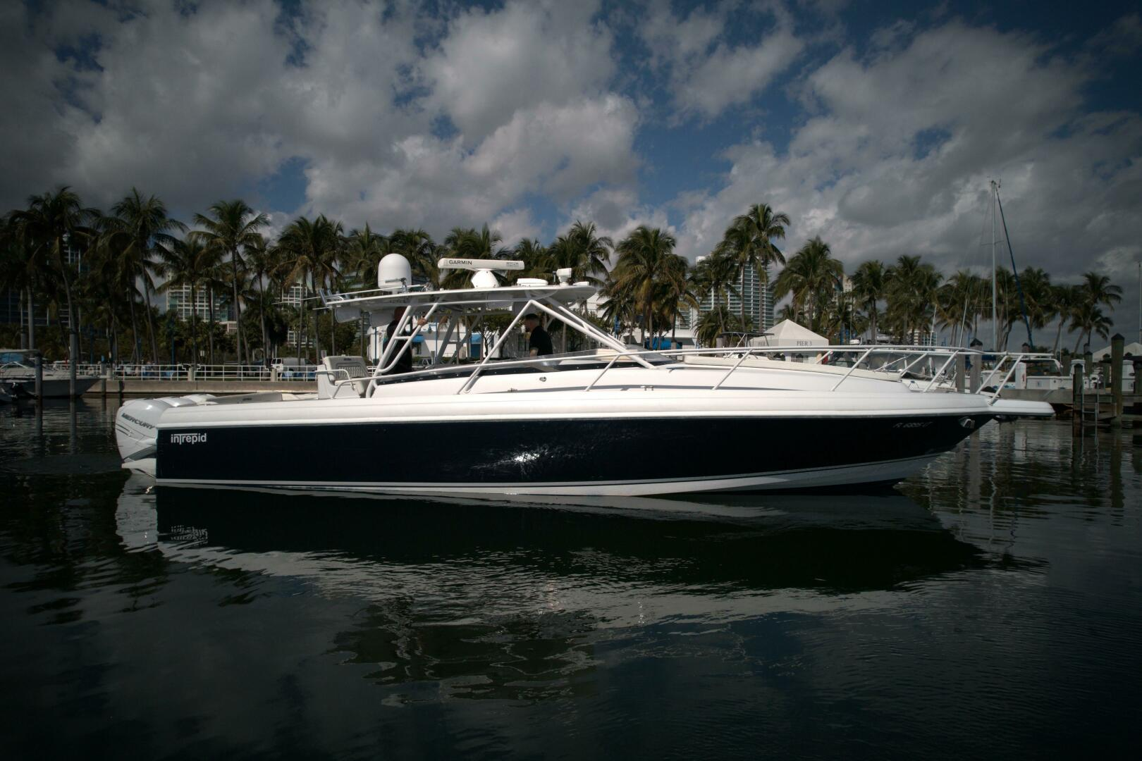 2002 37′ Intrepid 377