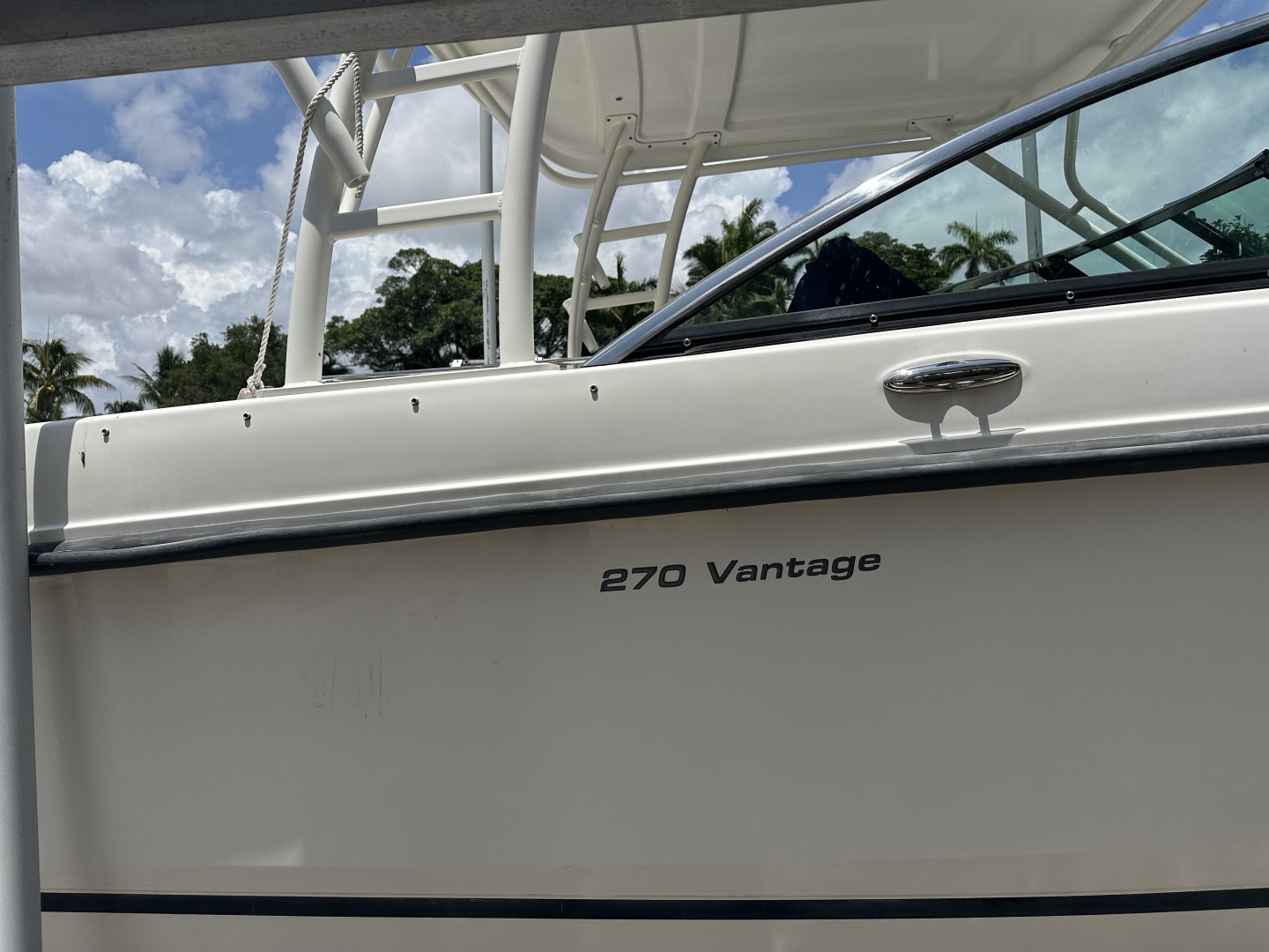 2015 27′ Boston Whaler 270 Vantage