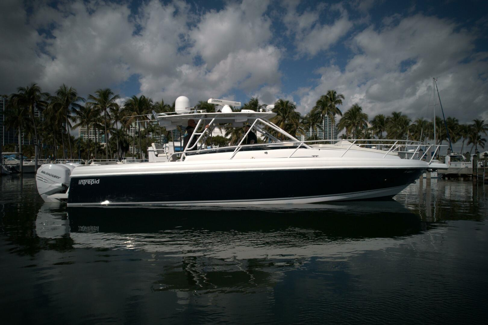 2002 37′ Intrepid 377
