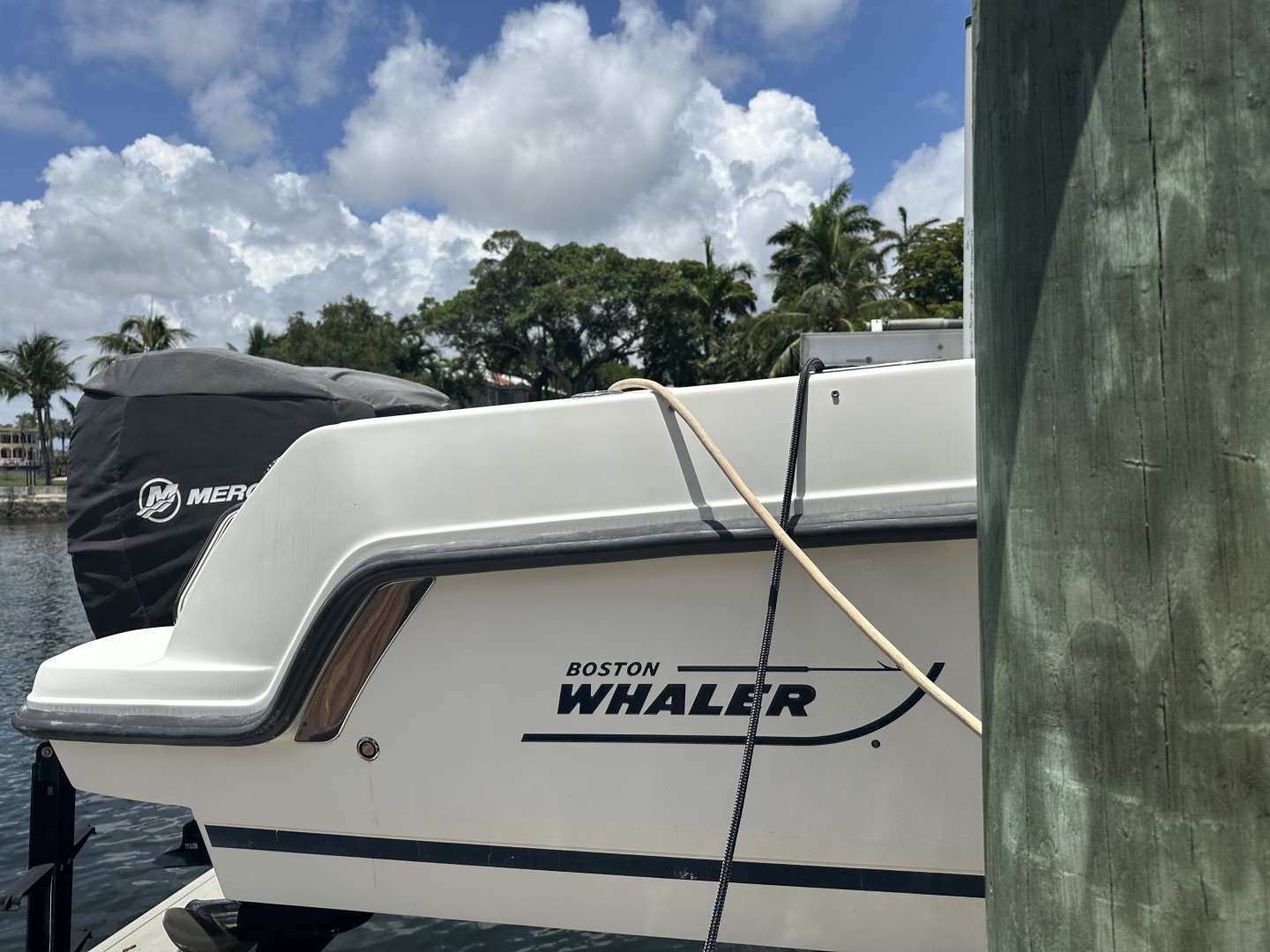 2015 27′ Boston Whaler 270 Vantage