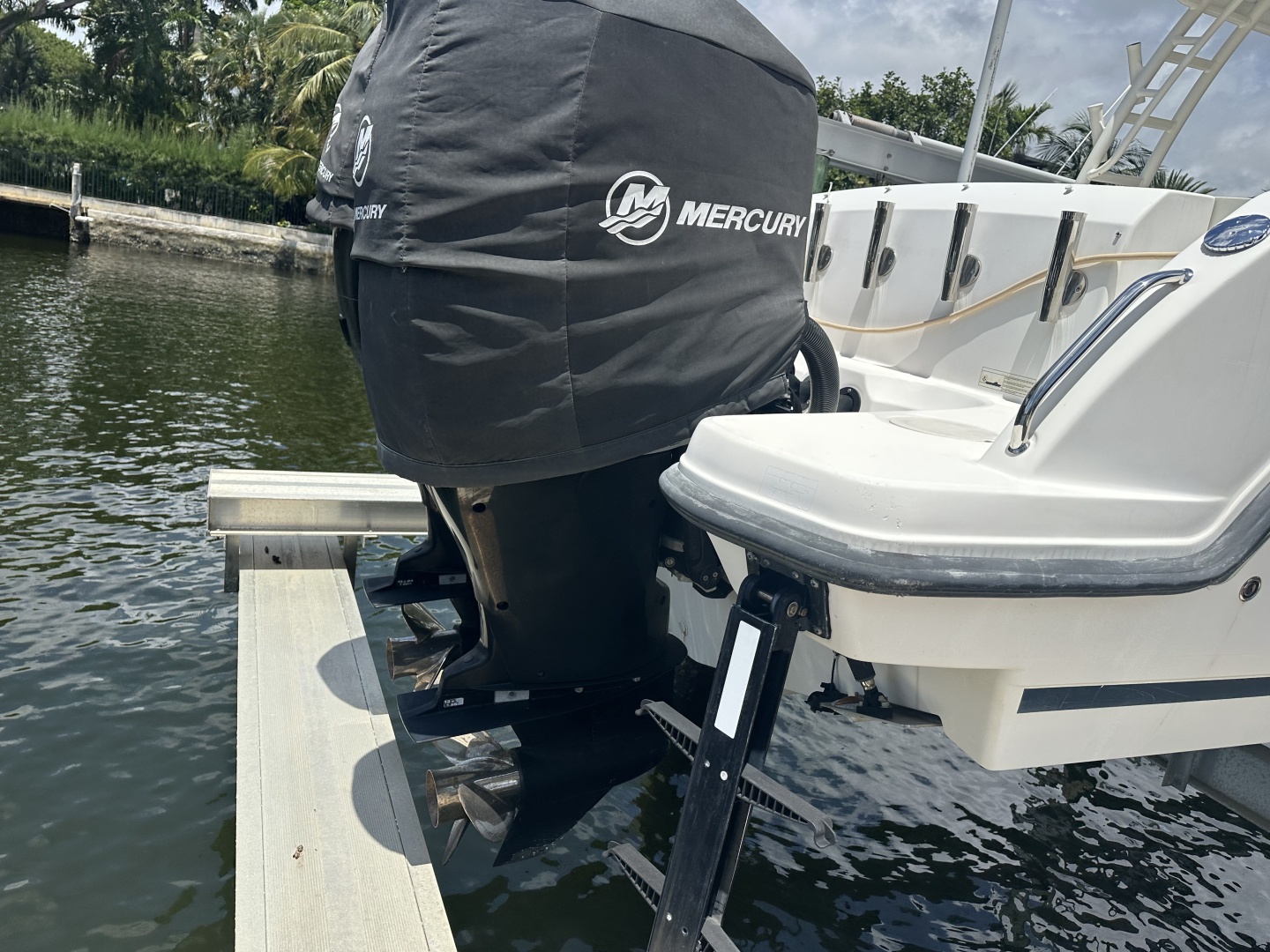 2015 27′ Boston Whaler 270 Vantage
