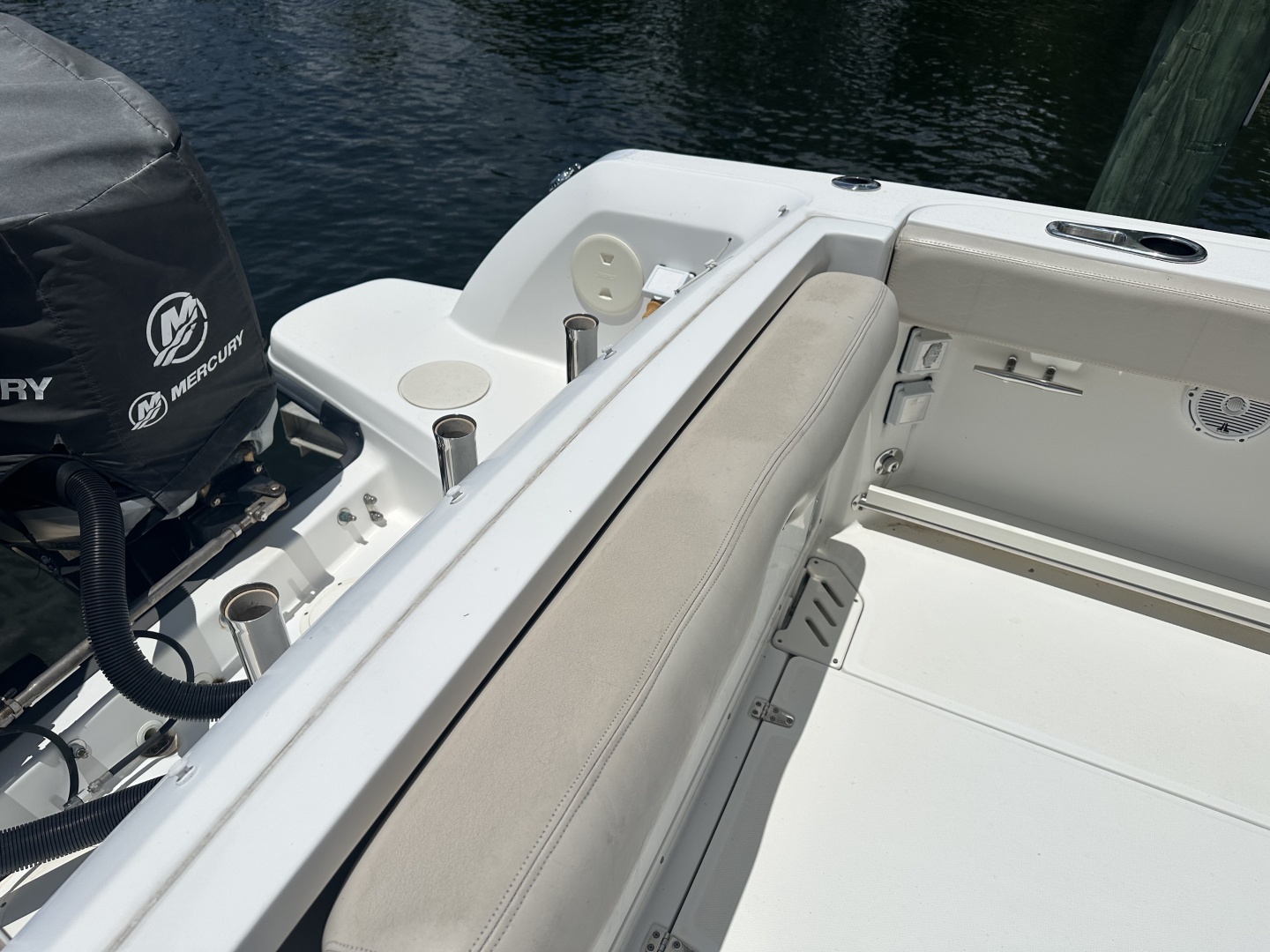 2015 27′ Boston Whaler 270 Vantage